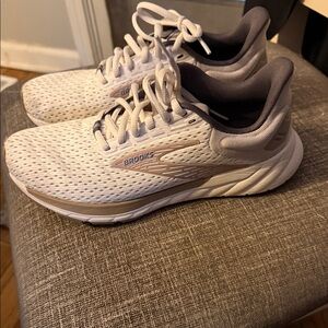 Like New Brooks Women's Cream and Gray Sneakers